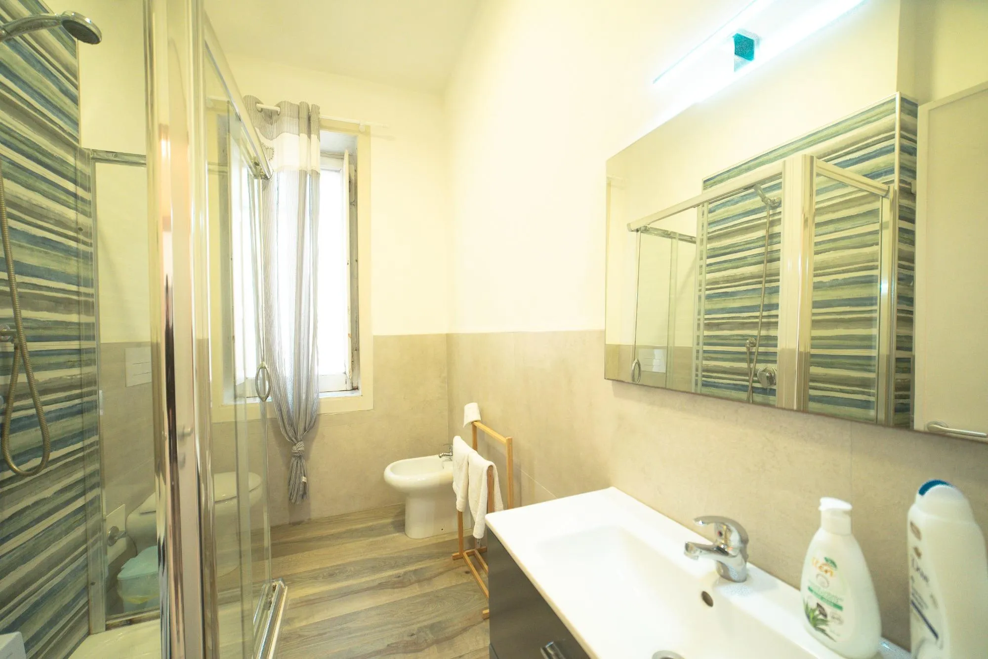 Bagno luminoso di SiraCasa