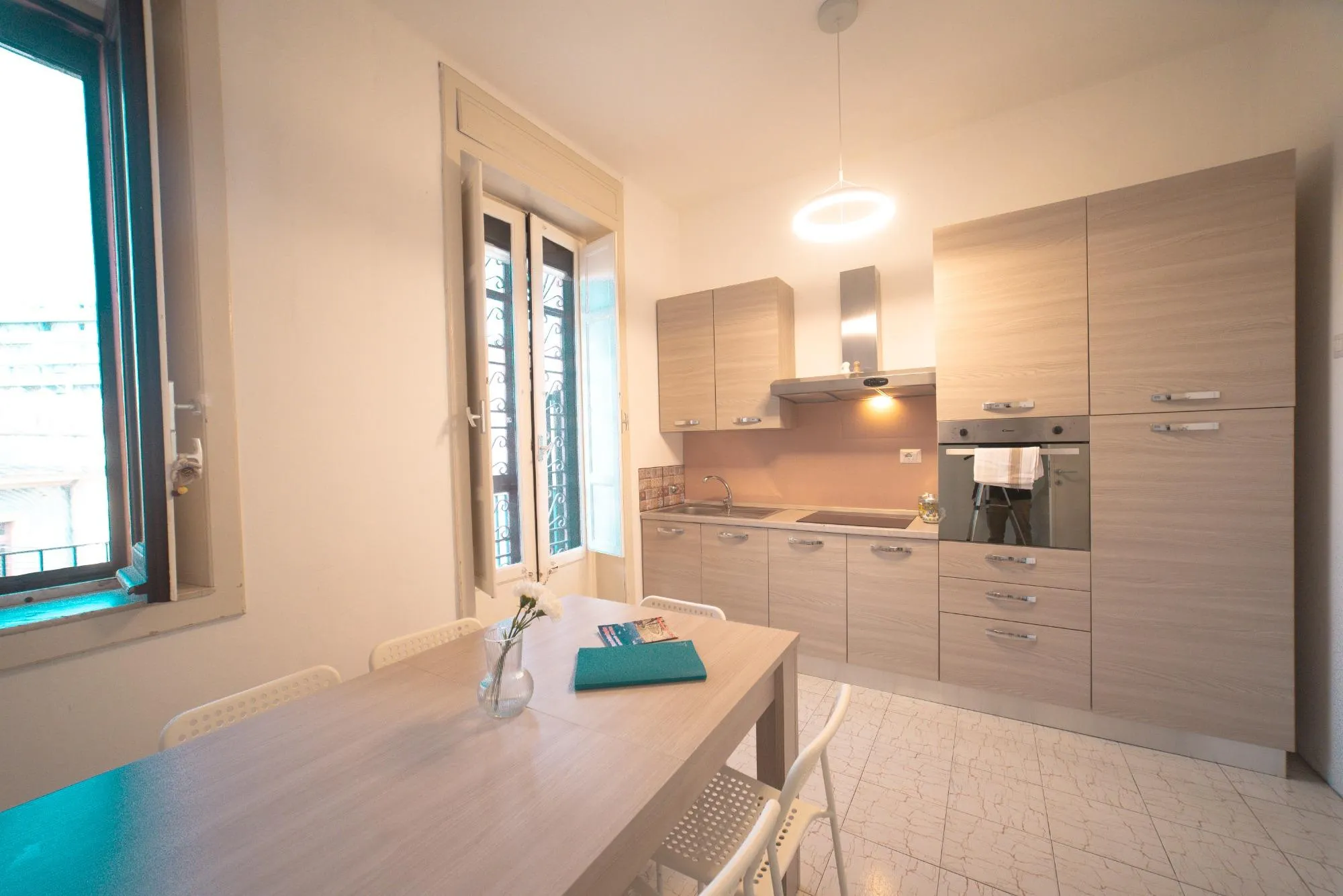 Cucina e zona pranzo della casa vacanze SiraCasa
